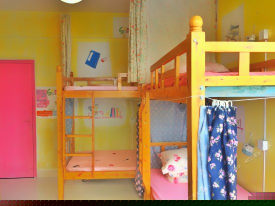 怀抱嘉陵江夜景女生六人床位间