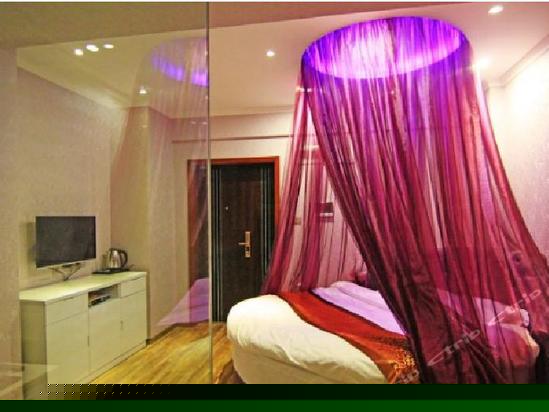 普罗旺斯紫色香薰浪漫圆床房