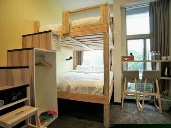 乡村风格温馨四人房