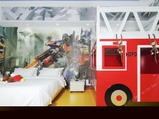 大嘴猴汽车巴士三床房