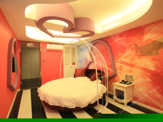 情侣主题圆床房