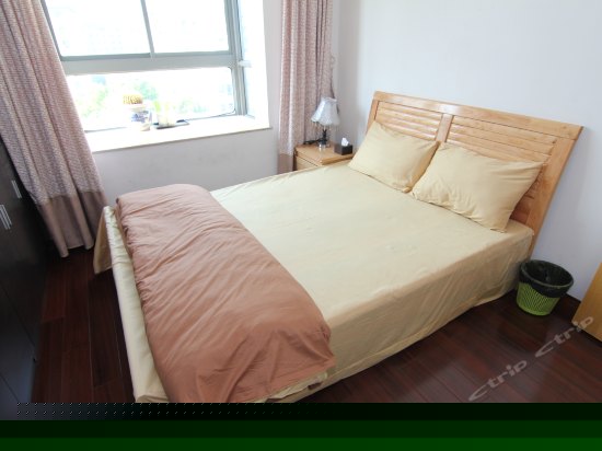 温馨实木大床房