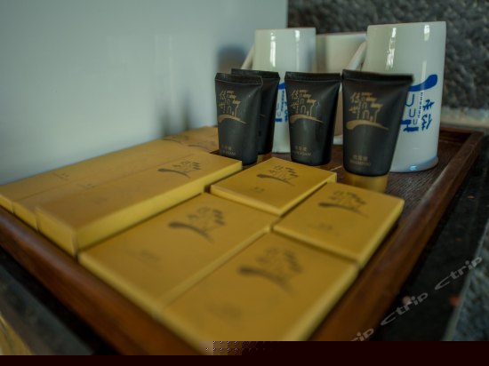 正面270°临水阳台海景大床房