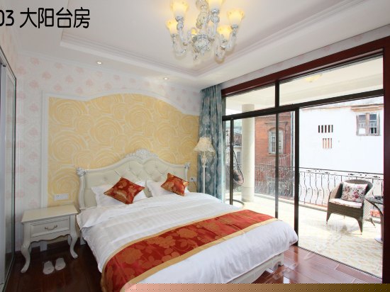 203阳台大床房