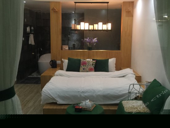 浴缸舒适大床房