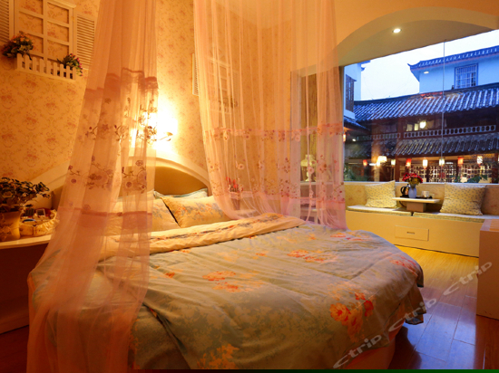 浪漫主题情侣圆床房