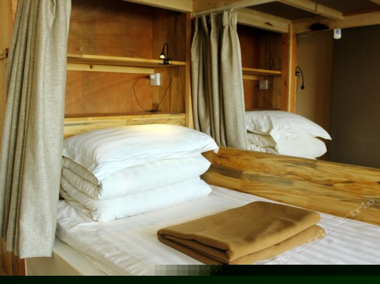 雪山湖景四人床位间