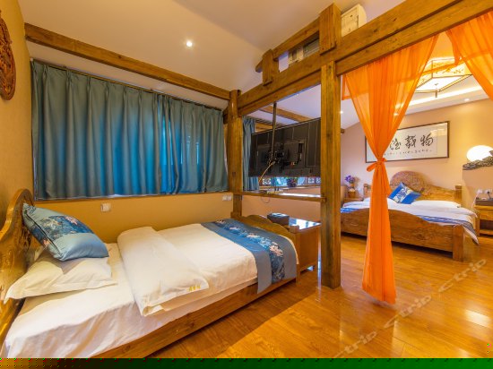 二楼豪华墨韵家庭房