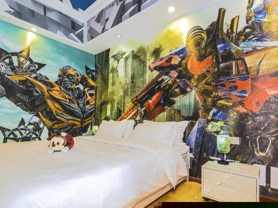 大嘴猴汽车巴士三床房