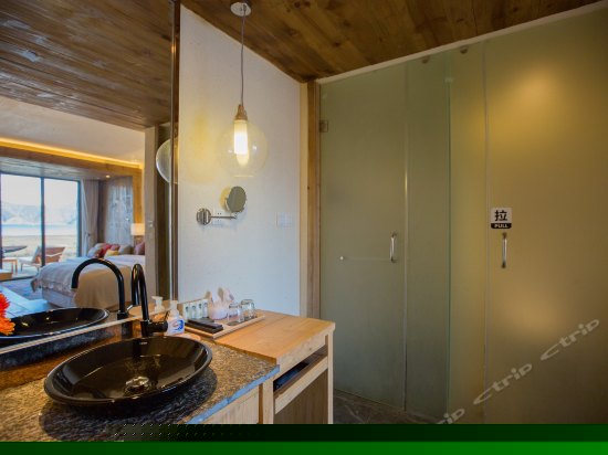 豪华湖景大床房