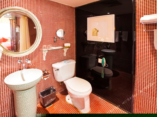 时尚大床房(带电脑)