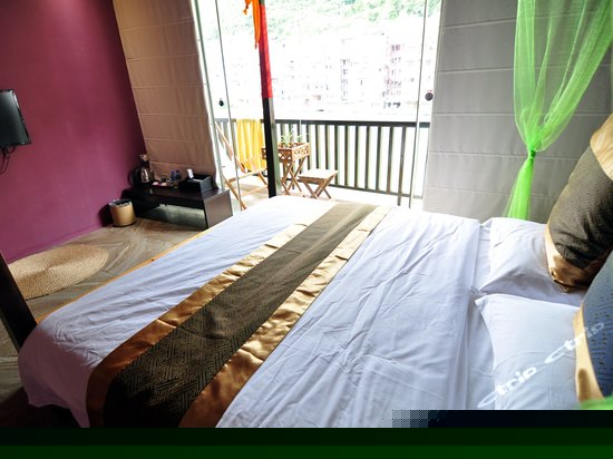 阳台河景大床房A