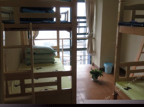 男生江景兄弟伙四人床位间