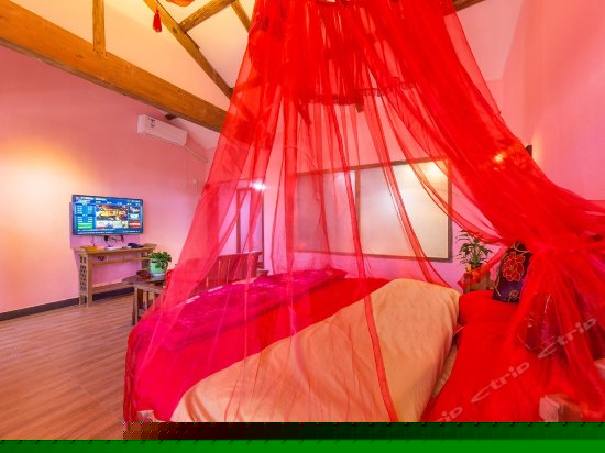 三楼蜜月圆床房