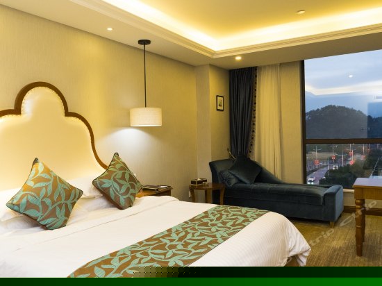 豪华湖景大床房