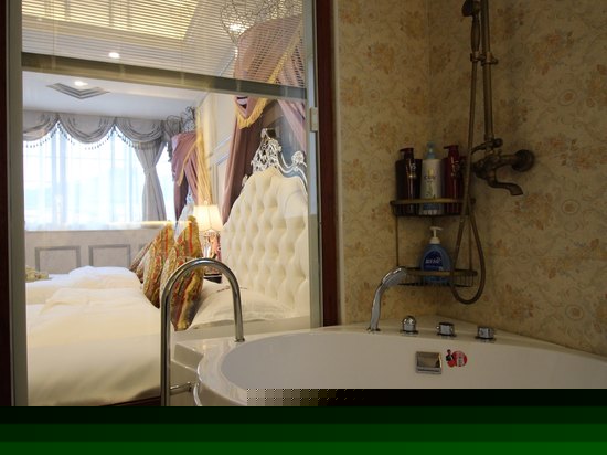 豪华宫廷家庭房