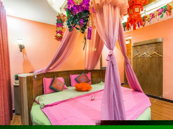 豪华浴缸圆床房