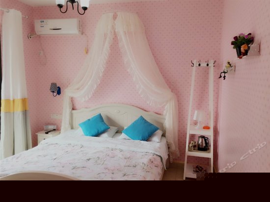 温馨蜜月大床房