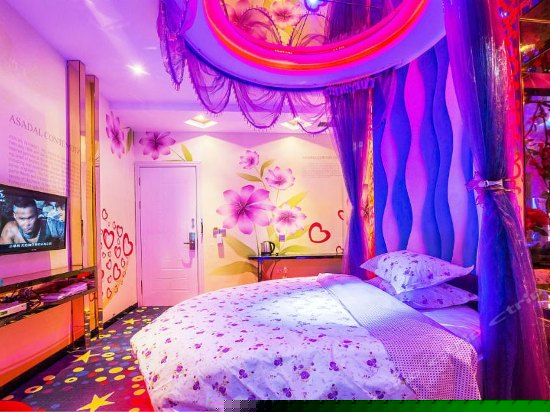 豪华浴缸圆床房