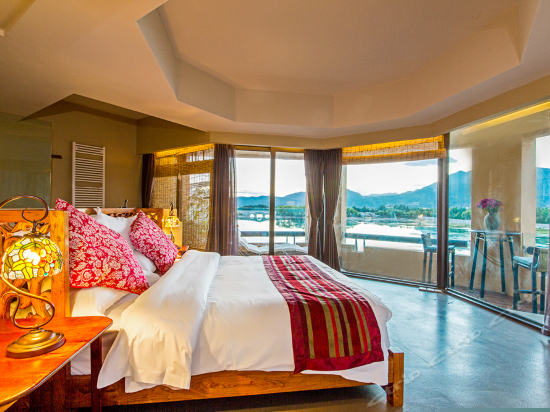 湖畔雪山豪华房