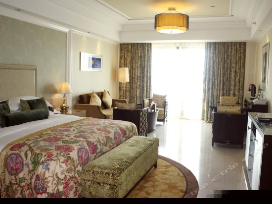 豪华湖景行政房