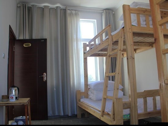 男生四人间床位房