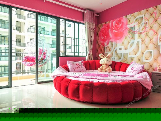 温馨蜜月圆床房