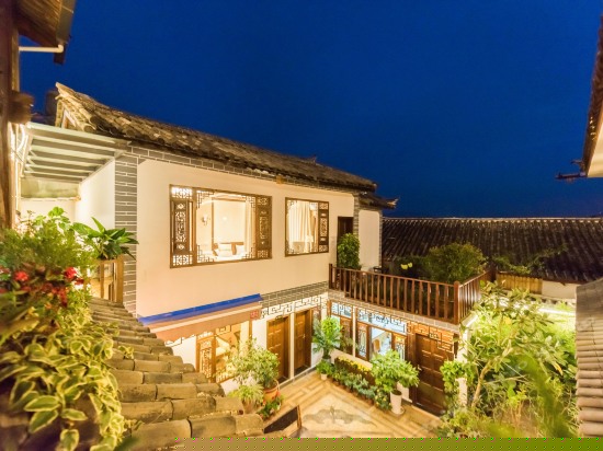 私家花园复式温馨家庭房