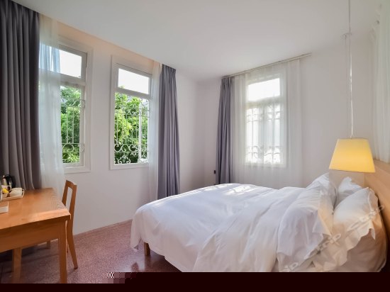 301三面远眺园景大床房