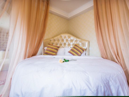 五星圆床风情浴缸房