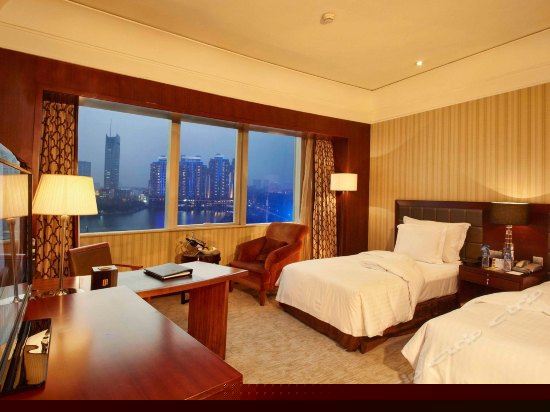 高级湖景双床房