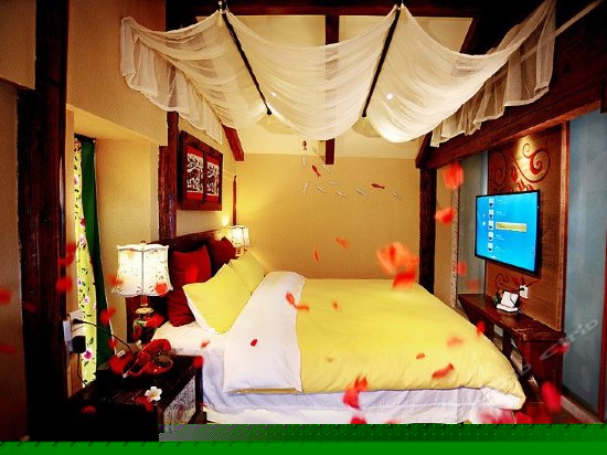 花满楼豪华民族大床房