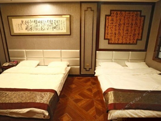 豪华四人双床间