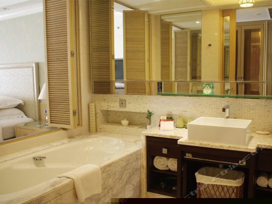 豪华湖景双床房