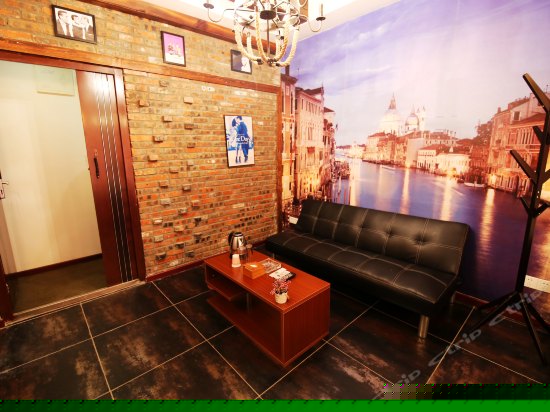 豪华美式超大床全景落地窗房