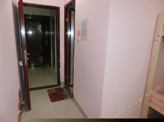 女生六人床位间