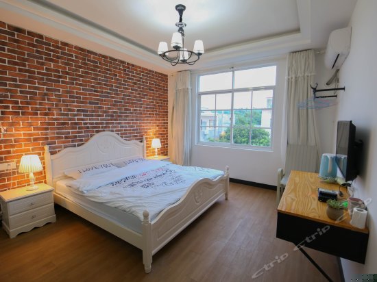 四楼带露台大床房