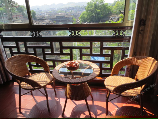 江景蜜月圆床房