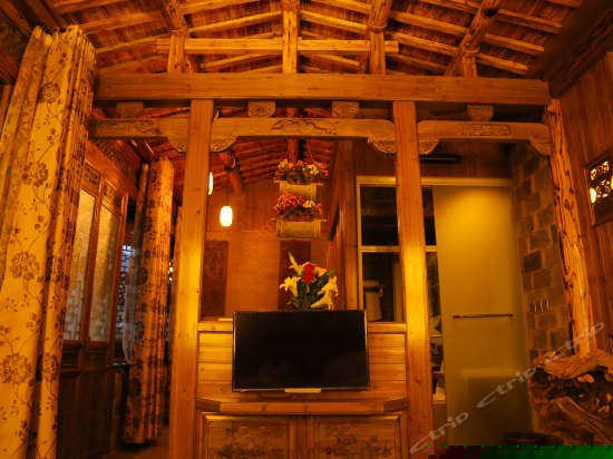 湖边豪华大床房