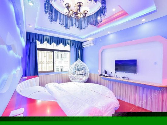 情侣浴缸圆床房