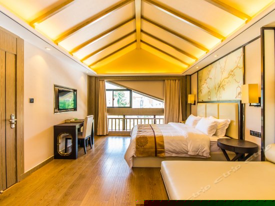 豪华山景阁楼套房