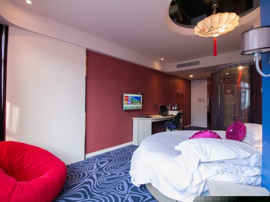 电脑特色圆床房