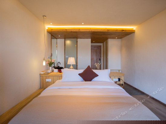 豪华湖景大床房