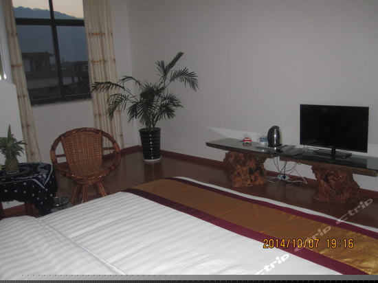 大床实木复古海景房