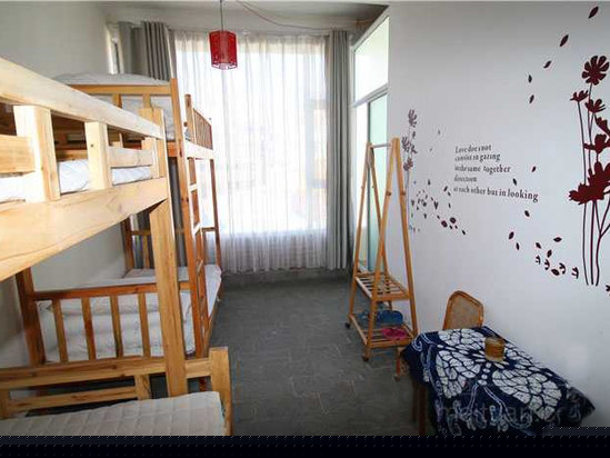 男生四人间床位房