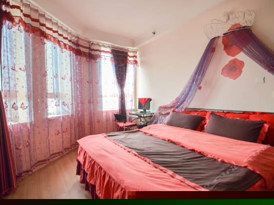 红色梦幻主题婚庆大床房