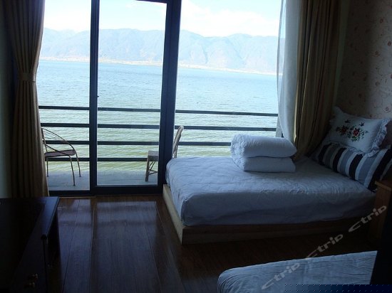 三楼正面临海带阳台标间