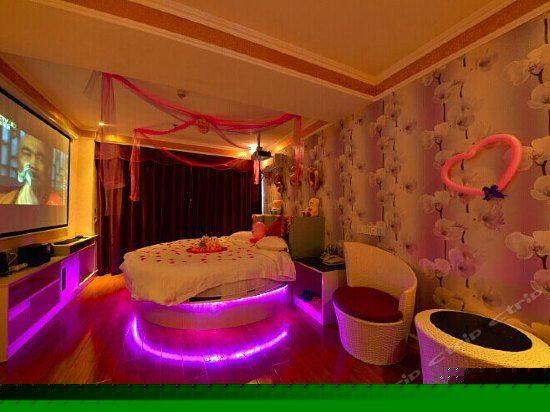 影院圆床豪华情侣房