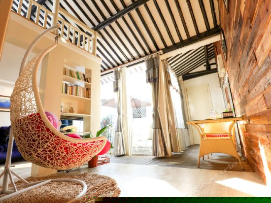 巷陌听雨家庭房