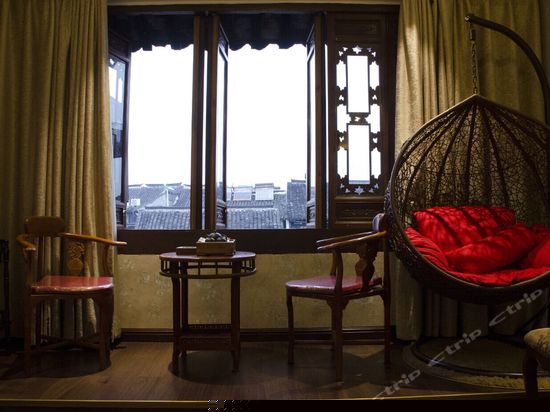 临水雕花大床房